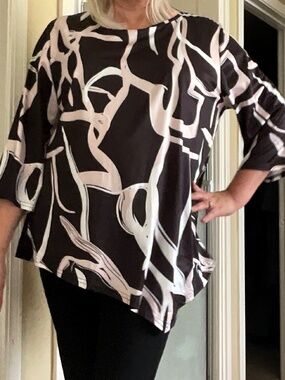 Women's Tunic Top, asymmetrical hem,abstract print, size Plus 2XL, NWT